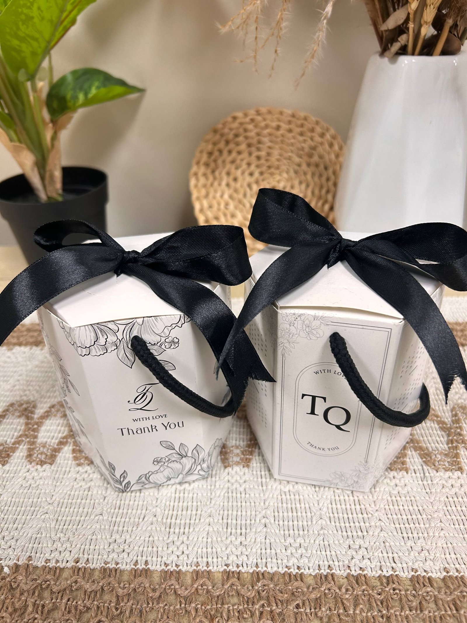 [50 PCS] KOTAK DOORGIFT HEXA BOX MEDIUM BLACK WHITE